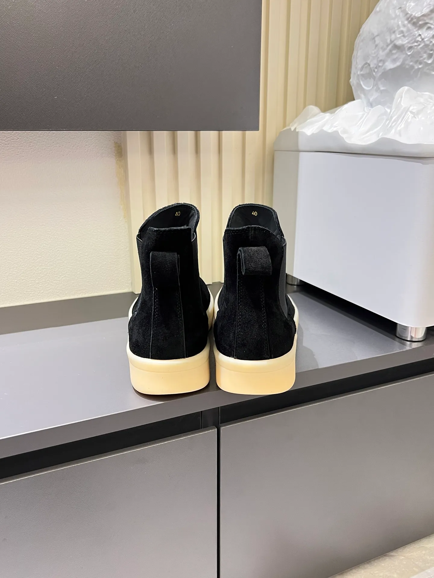 p440 Loro Piana's new niche winter men's mid-top shoes are shipped! The fabric is made of mercerized cowhide imported from Italy, with a sheepskin lining, which is comfortable, breathable and not stuffy to the feet. The outsole is made of natural rubber, which is wear-resistant and non-slip! Size: 38-44 (45.46.)